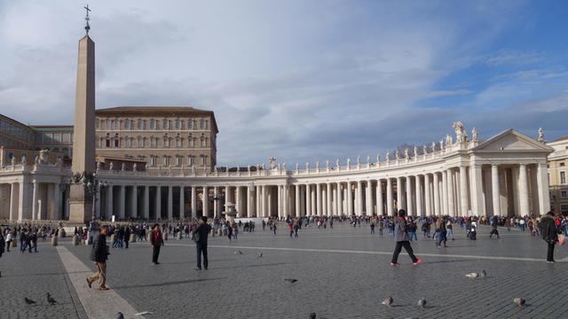 Blick über den Petersplatz im Vatikan in Rom