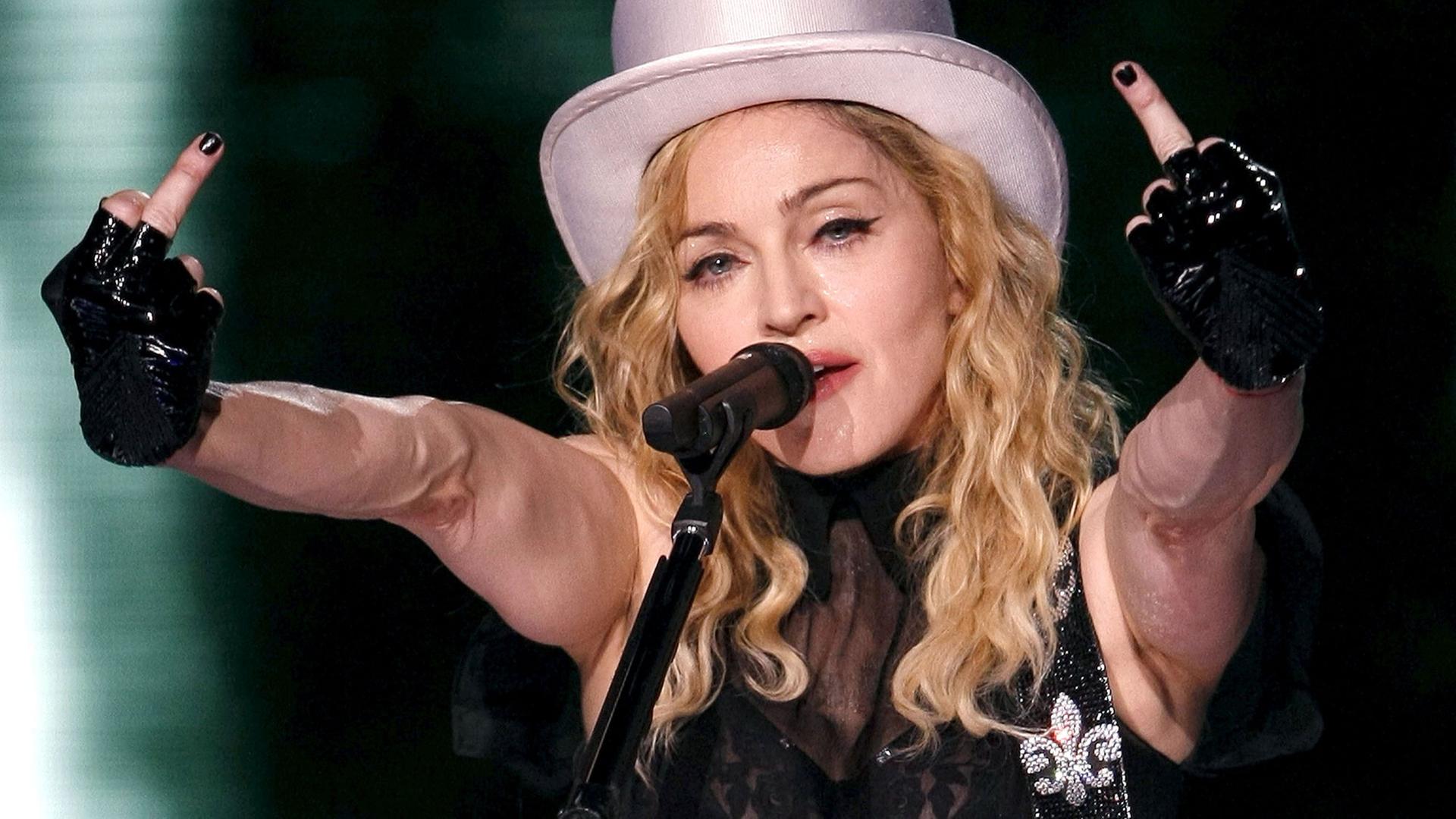 Die US-Sängerin Madonna reckt bei einem Auftritt während ihrer "Sticky and Sweet Tour" im Juli 2009 in Madrid beide Mittelfinger in die Höhe. Die US-Sängerin Madonna reckt bei einem Auftritt während ihrer "Sticky and Sweet Tour" im Juli 2009 in Madrid beide Mittelfinger in die Höhe.