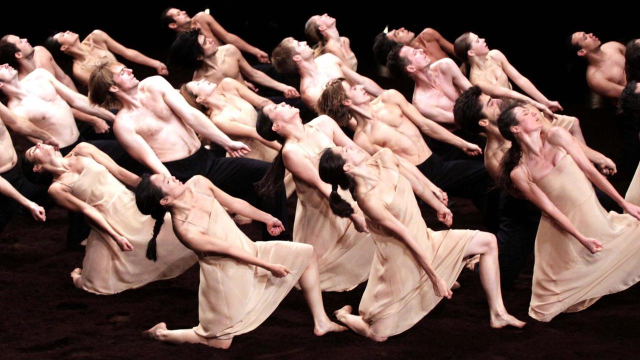 Am 5. Oktober 2009 zeigte die Truppe von Pina Bausch in Kairo die Tanzstücke "Le Sacre du Printemps" and "Bamboo Blues"' in Kairo. Am 5. Oktober 2009 zeigte die Truppe von Pina Bausch in Kairo die Tanzstücke "Le Sacre du Printemps" and "Bamboo Blues"' in Kairo.