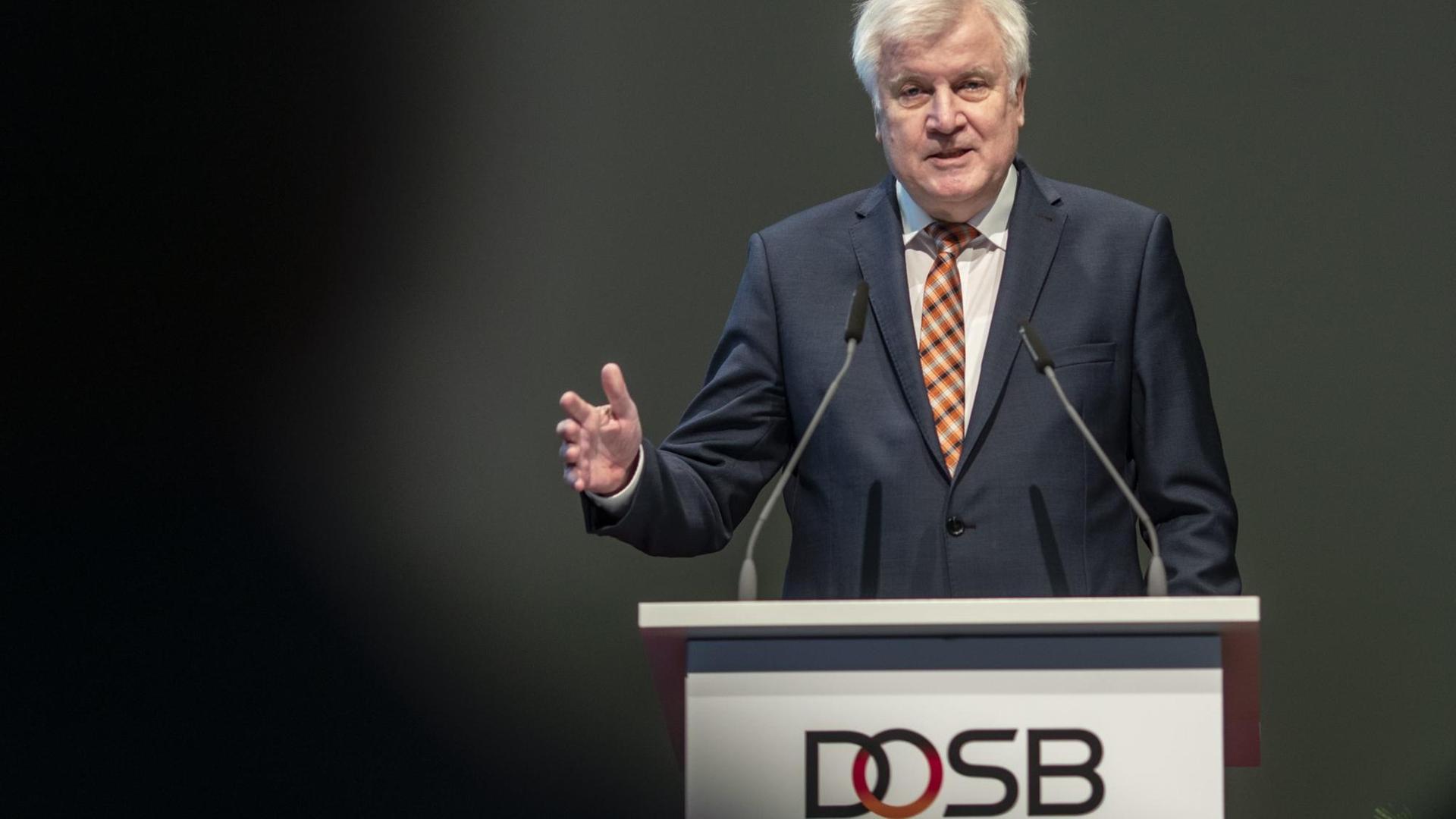 Bundesinnenminister Horst Seehofer (CSU) spricht bei der Mitgliederversammlung des Deutschen Olympischen Sportbundes (DOSB). Bundesinnenminister Horst Seehofer (CSU) spricht bei der Mitgliederversammlung des Deutschen Olympischen Sportbundes (DOSB).