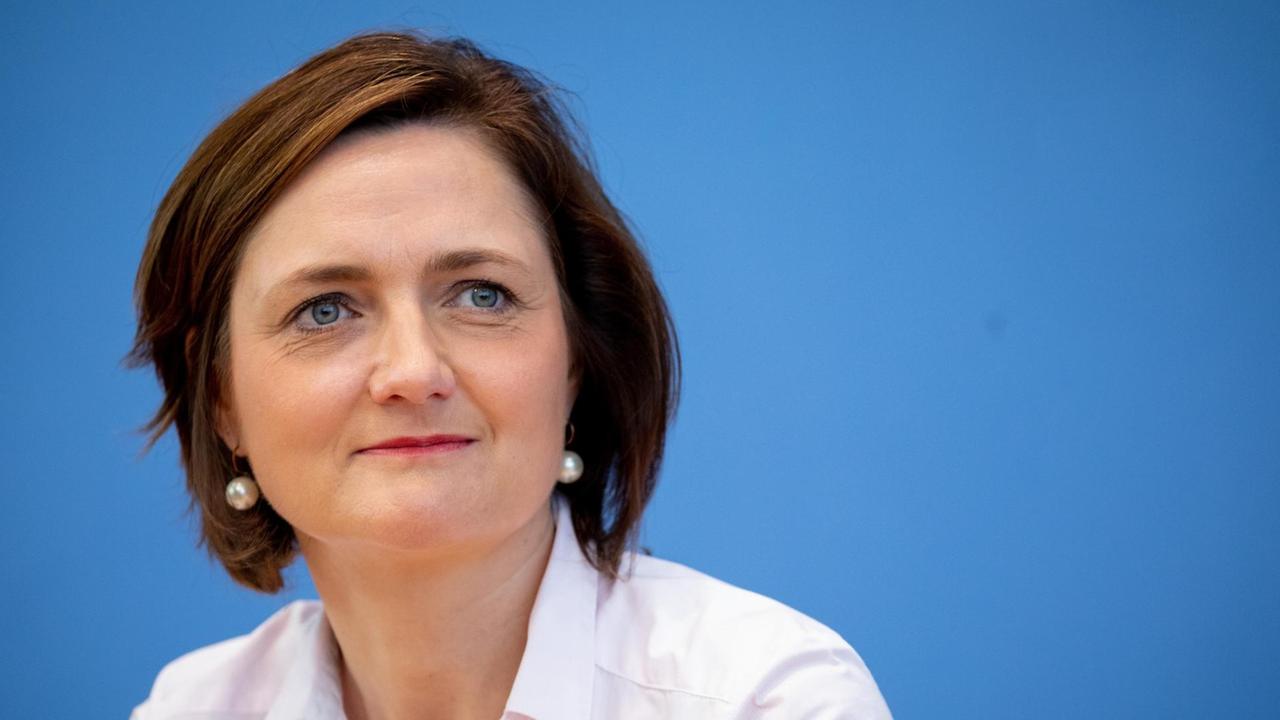 Simone Lange (SPD), stellt im September 2018 bei der Vorstellung der Bewegung "Aufstehen". Simone Lange (SPD), stellt im September 2018 bei der Vorstellung der Bewegung "Aufstehen".
