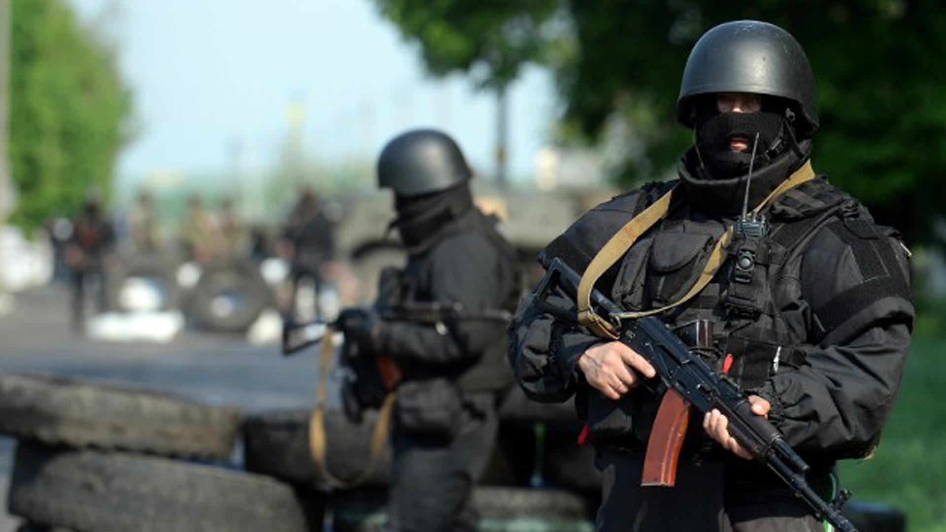 Ukrainische Soldaten an einem Checkpoint in der Nähe von Slawjansk, im Hintergrund Reifen Ukrainische Soldaten an einem Checkpoint in der Nähe von Slawjansk, im Hintergrund Reifen