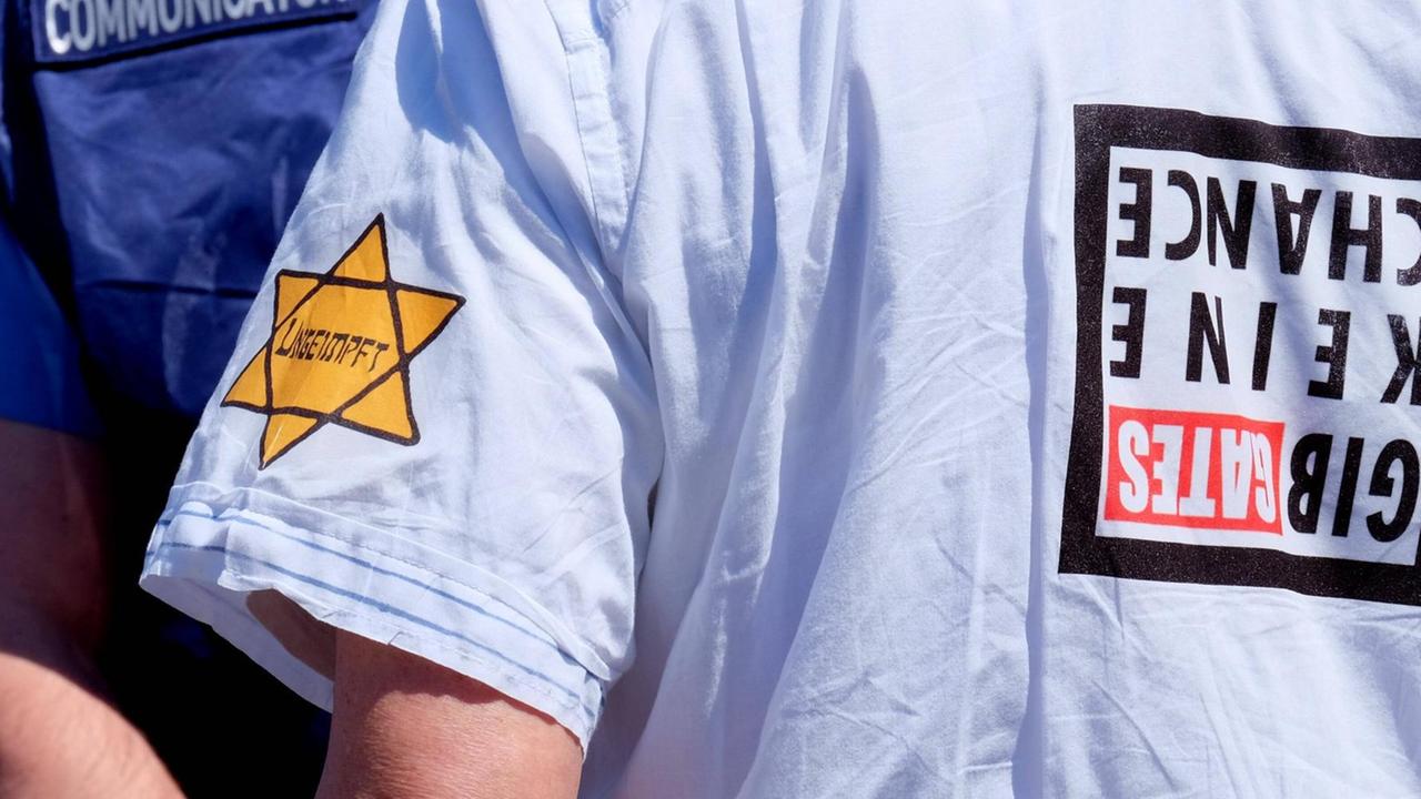 16.05.2020, Frankfurt, Demonstration in der Frankfurter Innenstadt. Ungeimpft steht auf dem Aufkleber am Arm eines Mannes, der versucht hat, sich unter die Teilnehmer einer Demonstration zu mischen, die die Verschwörungstheorien über das Corona Virus ablehnt 16.05.2020, Frankfurt, Demonstration in der Frankfurter Innenstadt. Ungeimpft steht auf dem Aufkleber am Arm eines Mannes, der versucht hat, sich unter die Teilnehmer einer Demonstration zu mischen, die die Verschwörungstheorien über das Corona Virus ablehnt