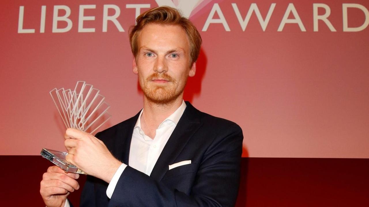 Der "Spiegel"-Reporter Claas Relotius erhielt 2017 den Reemtsma Liberty Award. Der "Spiegel"-Reporter Claas Relotius erhielt 2017 den Reemtsma Liberty Award.
