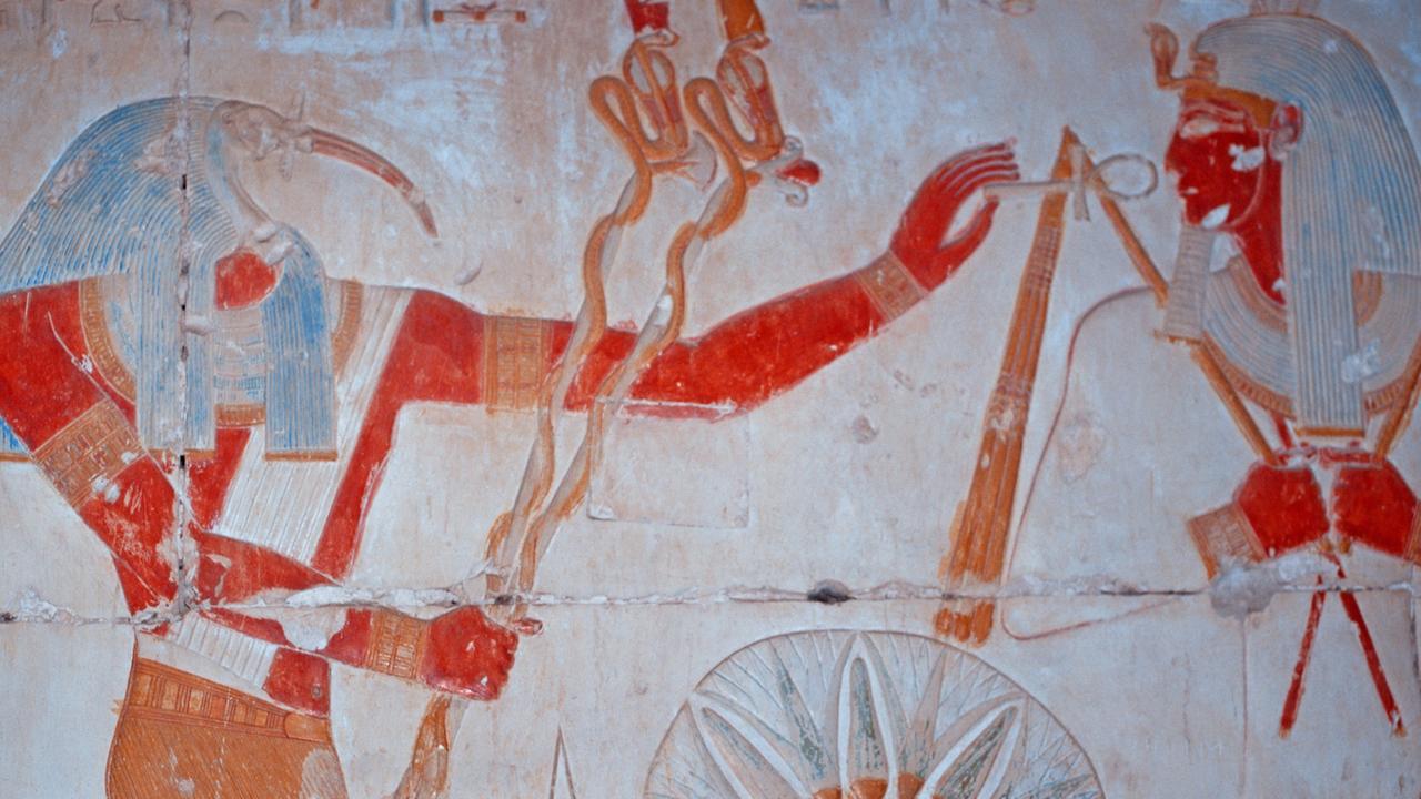 Abydos, Thot übergibt Pharao Sethos I. die Kronen von Unter- und Oberägypten, Relief im Tempel Sethos I. Abydos, Thot übergibt Pharao Sethos I. die Kronen von Unter- und Oberägypten, Relief im Tempel Sethos I.