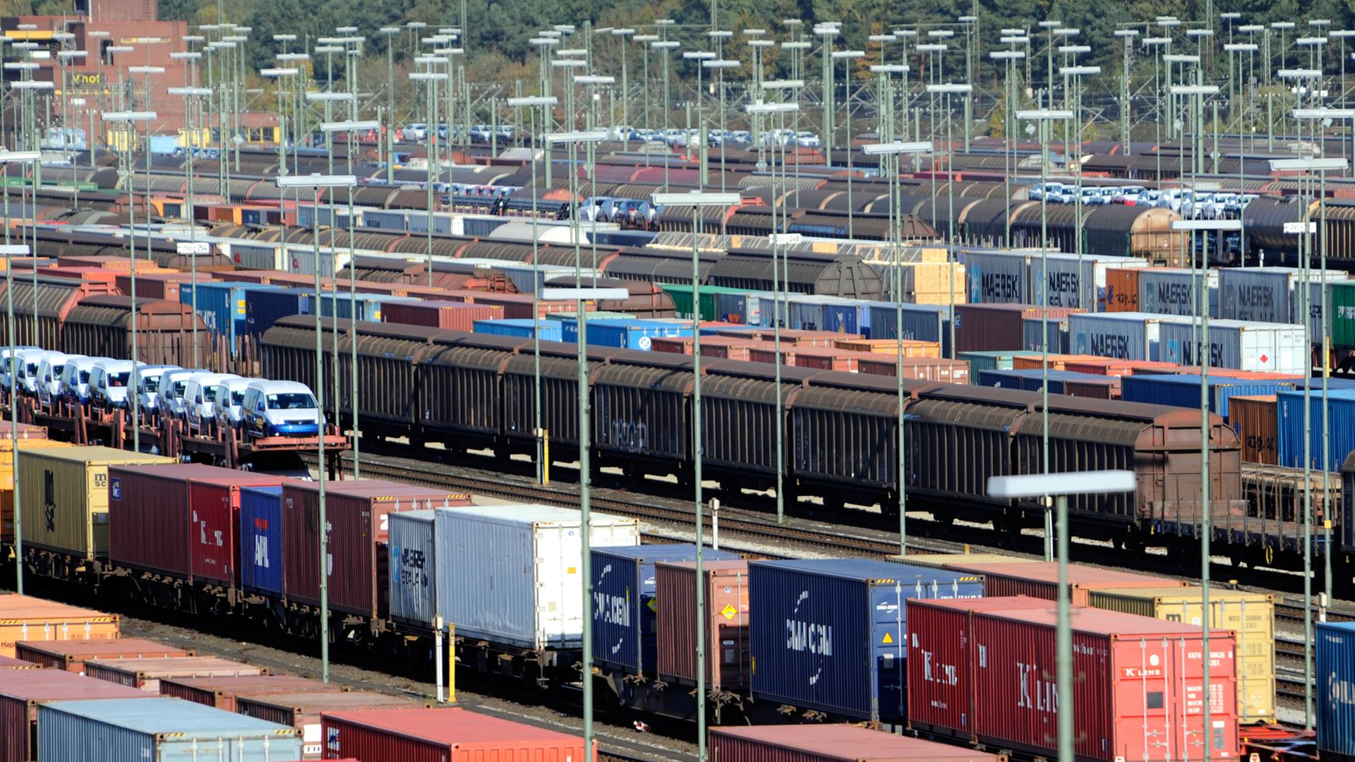 Güterwaggons auf dem Verschiebebahnhof Maschen in Niedersachsen Güterwaggons auf dem Verschiebebahnhof Maschen in Niedersachsen