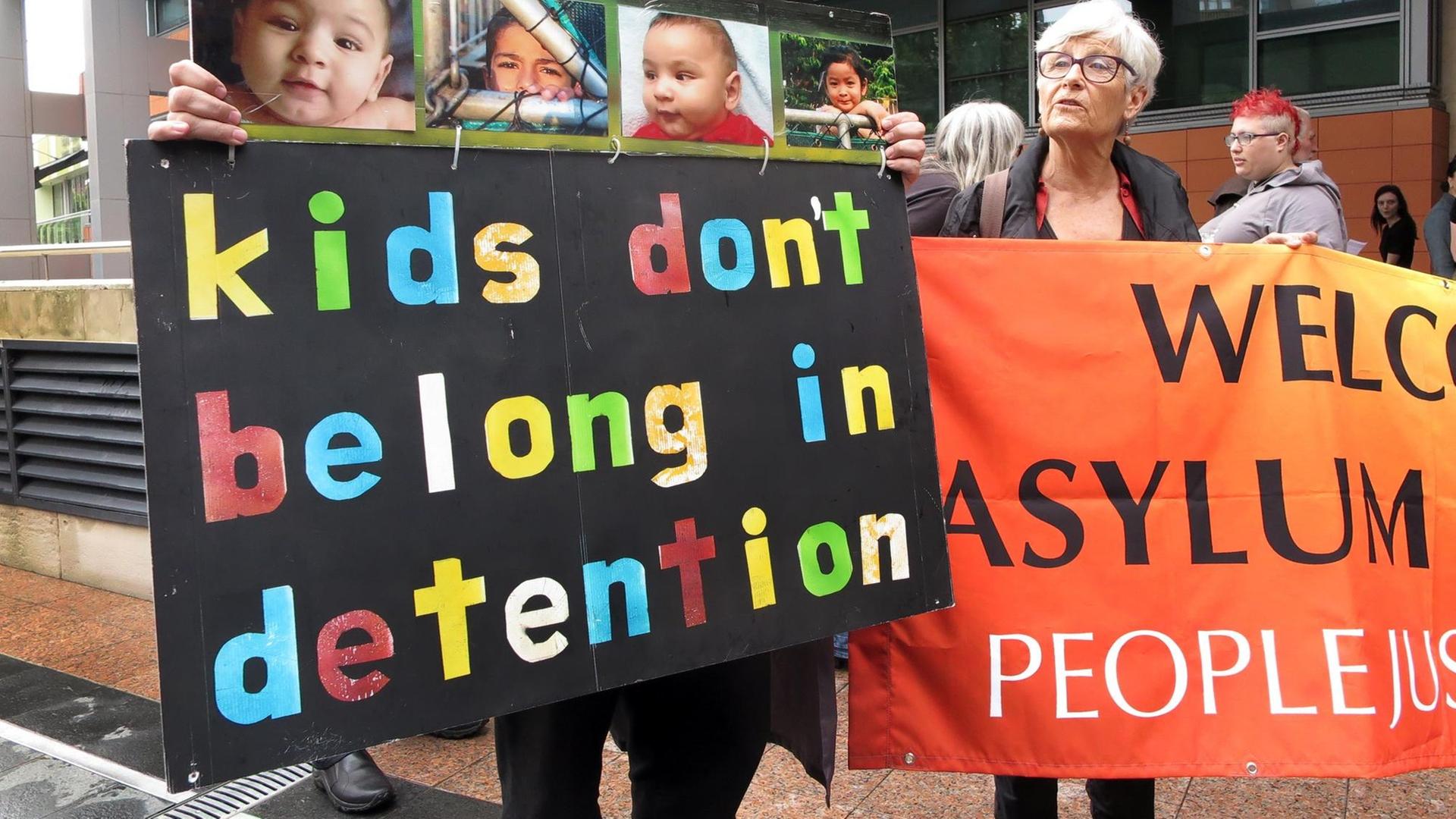 Proteste in Sydney gegen die Flüchtlingspolitik der australischen Regierung, die Flüchtlinge auf abgelegenen Inseln interniert.