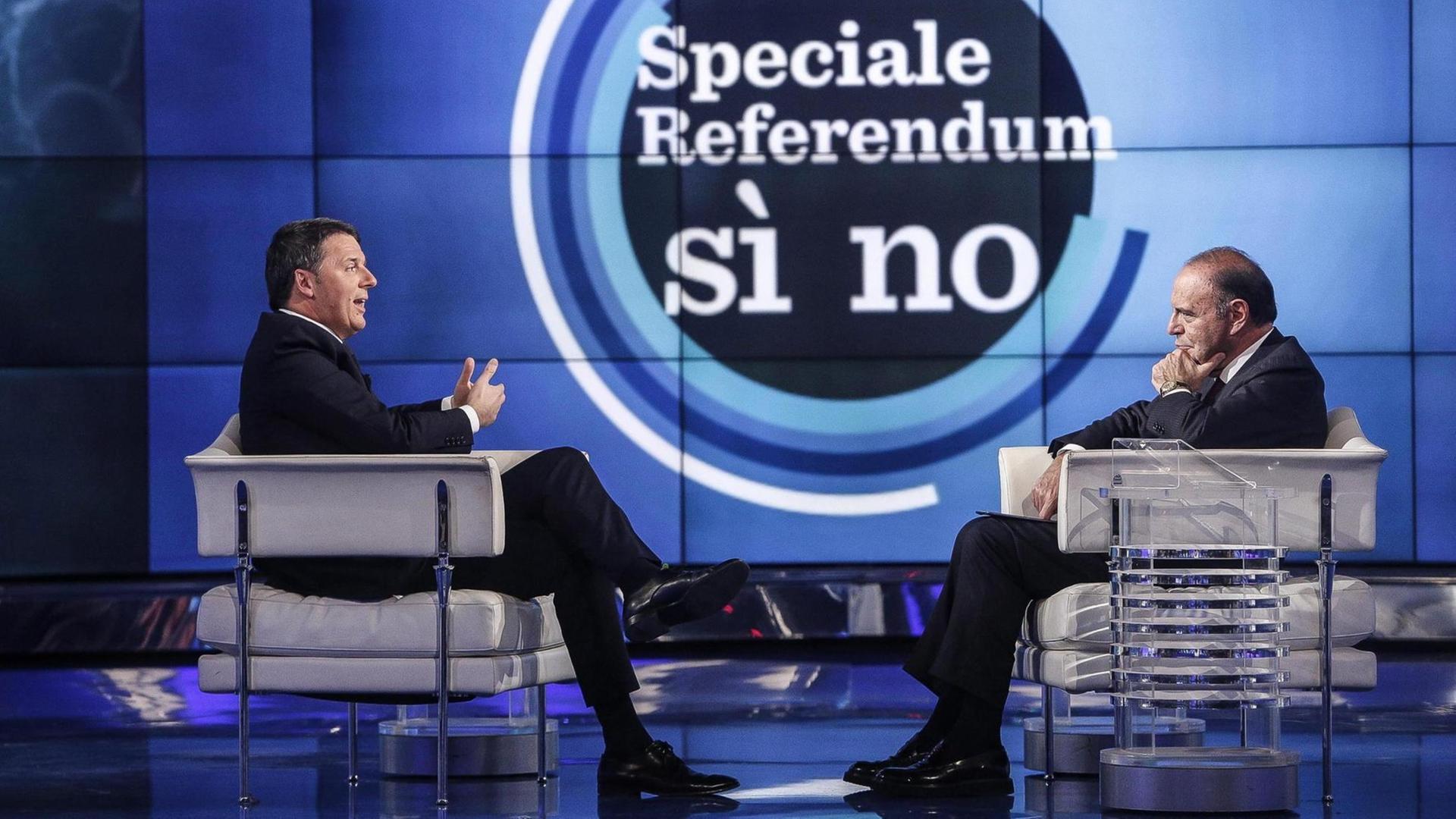 Der italienische Ministerpräsident Matteo Renzi in der TV-Sendung "Porta a porta" Ende November 2016, die in dem öffentlich-rechtlichen Sender RAI ausgestrahlt wird. Der italienische Ministerpräsident Matteo Renzi in der TV-Sendung "Porta a porta" Ende November 2016, die in dem öffentlich-rechtlichen Sender RAI ausgestrahlt wird.