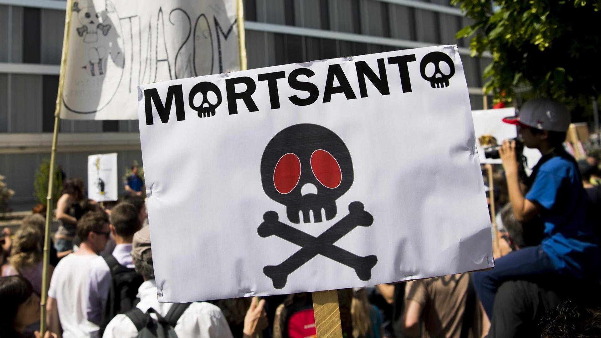 Proteste vor der europäischen Firmenzentrale von Monsanto im schweizerischen Morges.