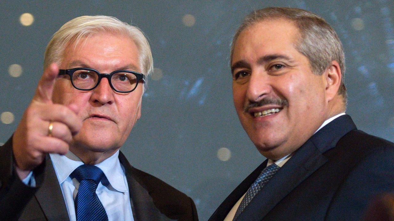 Bundesaußenminister Frank-Walter Steinmeier (l, SPD) und der jordanische Außenminister Nasser Sami Judeh stehen am 20.10.2015 zu Beginn einer Pressekonferenz in Amman (Jordanien) zusammen. Bundesaußenminister Frank-Walter Steinmeier (l, SPD) und der jordanische Außenminister Nasser Sami Judeh stehen am 20.10.2015 zu Beginn einer Pressekonferenz in Amman (Jordanien) zusammen.