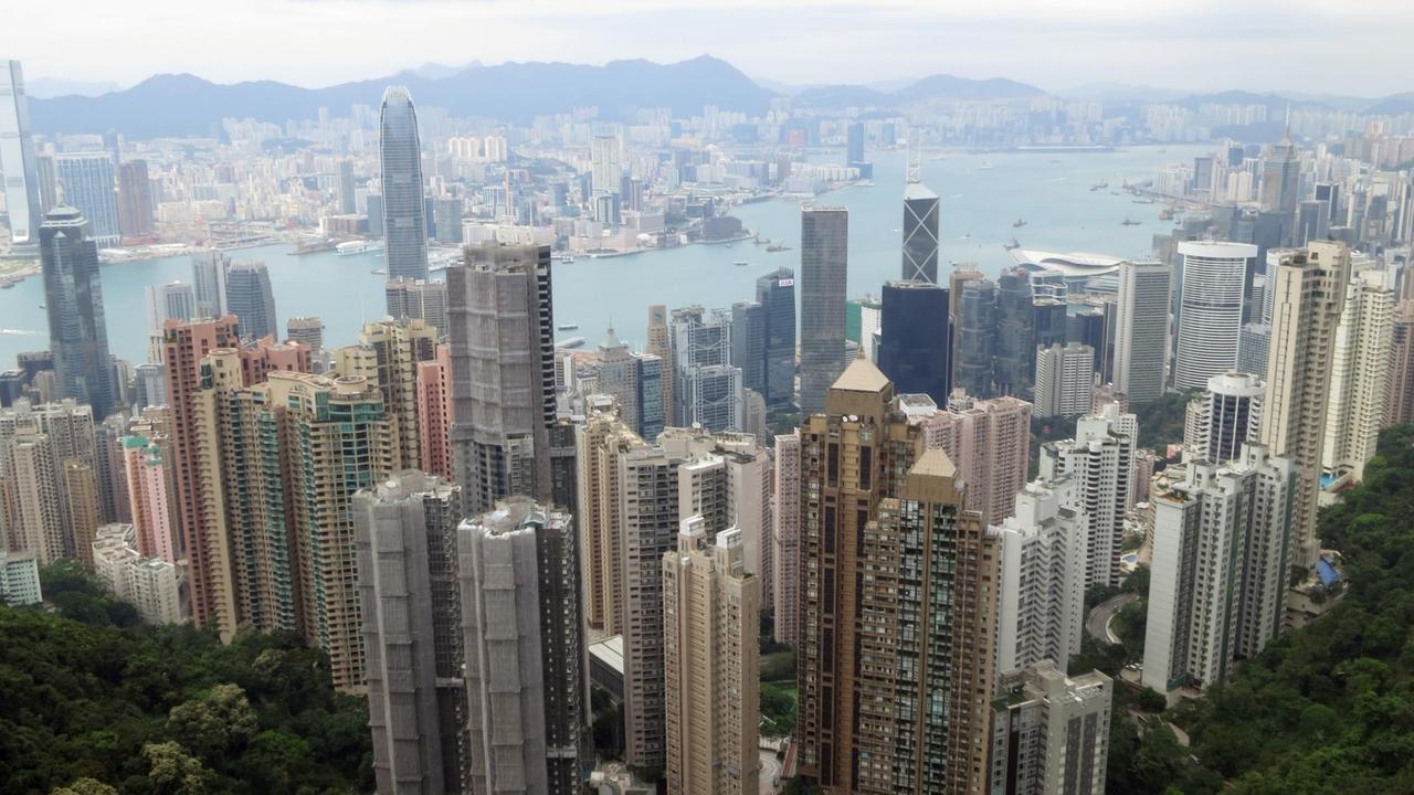Blick vom Victoria-Berg auf die südchinesische Sonderverwaltungszone Hongkong mit ihren Wolkenkratzern im Mündungsgebiet des Perlflusses. Blick vom Victoria-Berg auf die südchinesische Sonderverwaltungszone Hongkong mit ihren Wolkenkratzern im Mündungsgebiet des Perlflusses.
