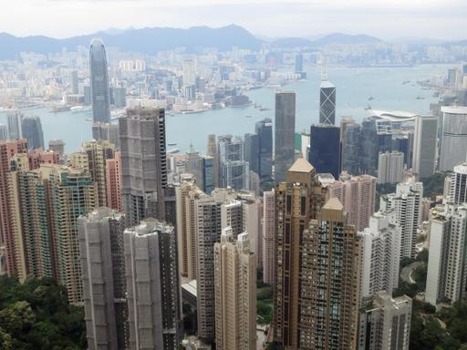 Blick vom Victoria-Berg auf die südchinesische Sonderverwaltungszone Hongkong mit ihren Wolkenkratzern im Mündungsgebiet des Perlflusses.