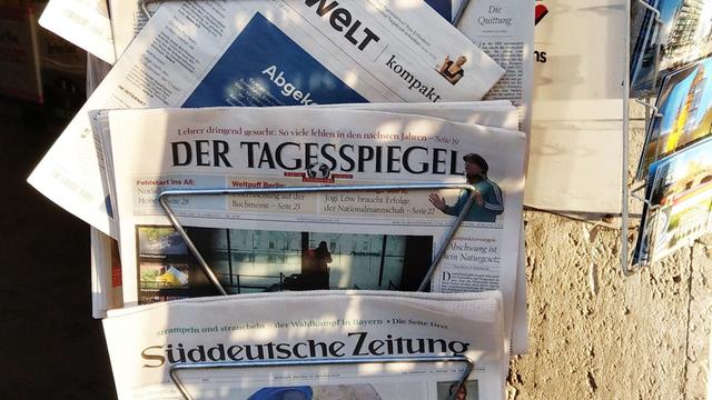 Tageszeitungen an einem Kiosk