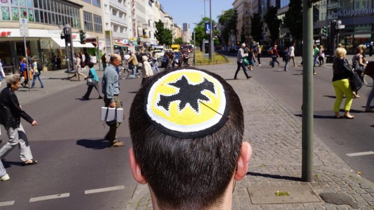 Ein Mann mit Kippa geht durch die Stadt Ein Mann mit Kippa geht durch die Stadt