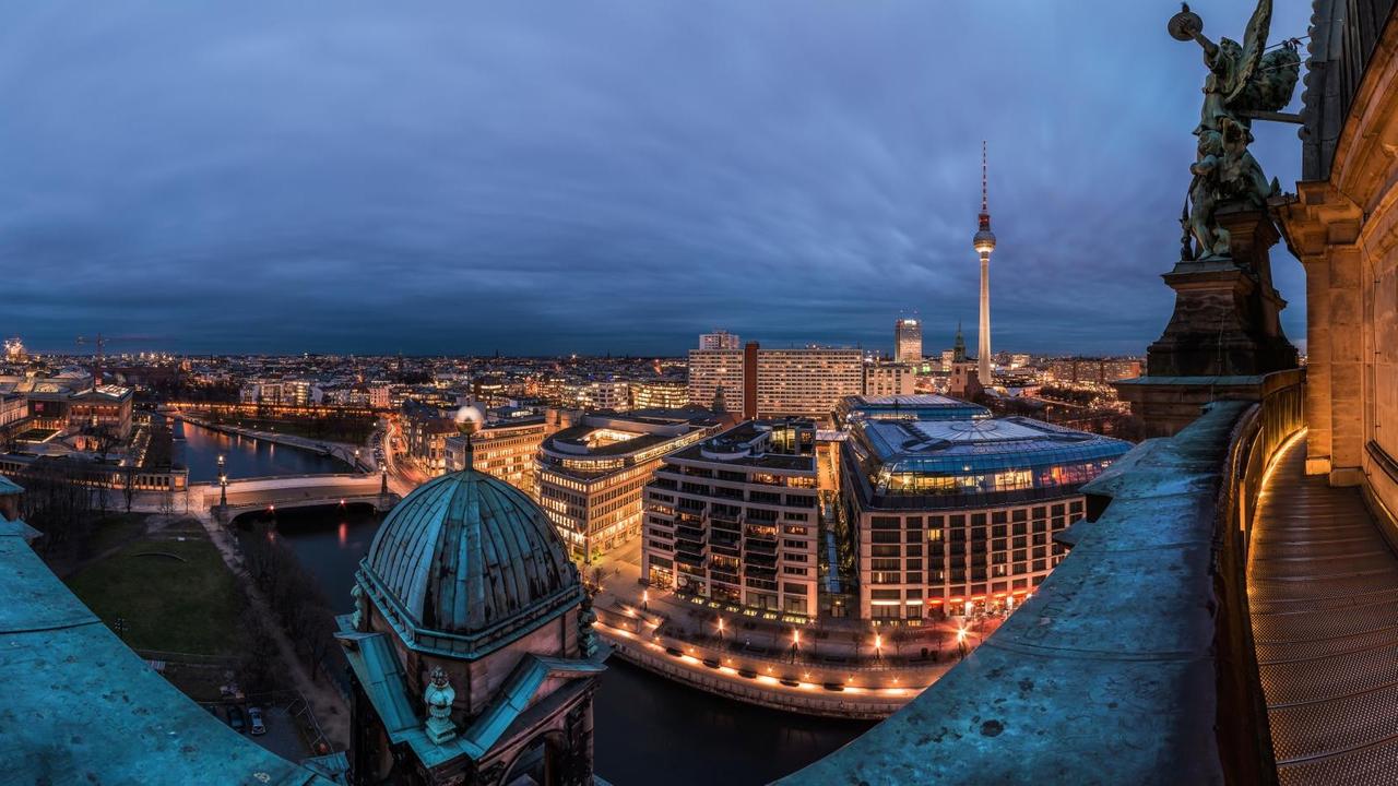 Blick über die Dächer des illuminierten Berlins.