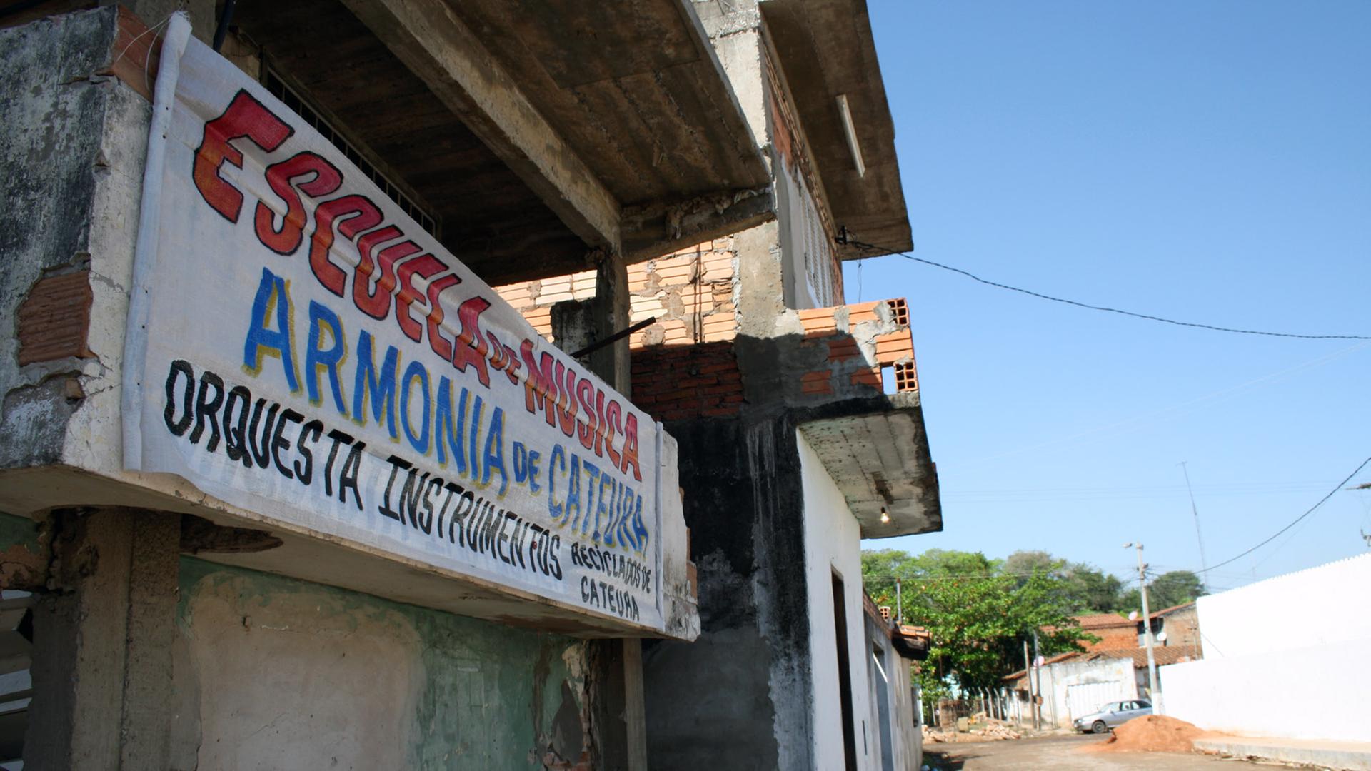 Das Schild am Eingang der "Escuela de Música" in der Armensiedlung Bañado in Paraguays Hauptstadt Asunción. Das Schild am Eingang der "Escuela de Música" in der Armensiedlung Bañado in Paraguays Hauptstadt Asunción.