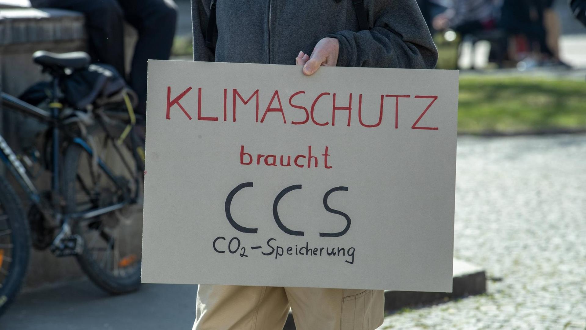Schild mit der Aufschrift "Klimaschutz braucht CCS CO2 Speicherung" auf der Fridays for Future Demo in München am 22.3.2019 Schild mit der Aufschrift "Klimaschutz braucht CCS CO2 Speicherung" auf der Fridays for Future Demo in München am 22.3.2019