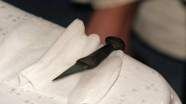 Das Messer einer früheren Beschneiderin liegt bei einer Informationsveranstaltung in Dakar, Senegal, auf dem Tisch (Foto vom 24.4.2002). Das Beschneidungsritual ist seit 1999 im Senegal verboten, wird aber vor allem auf dem Land heimlich weiter ausgeführt.