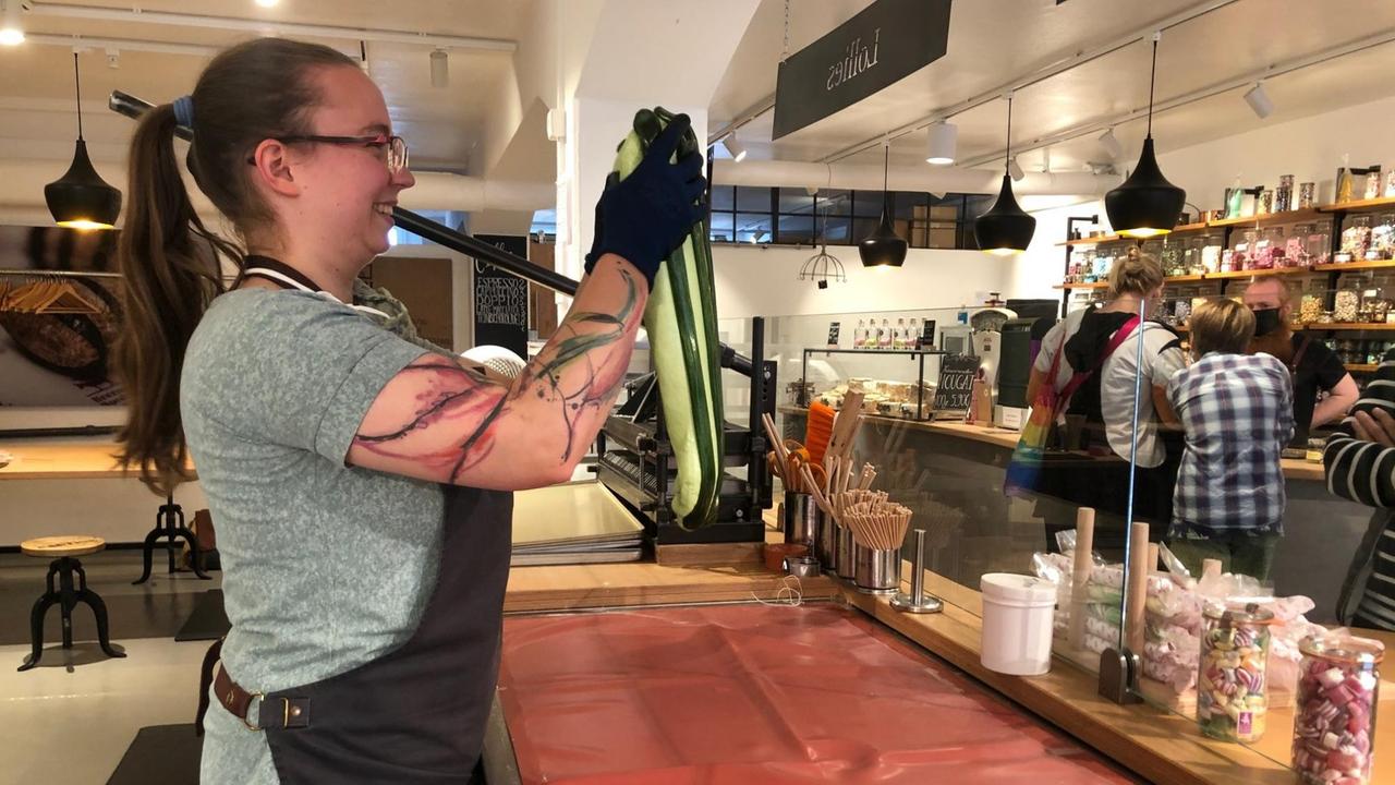 Johanna Marquardt steht an der Theke ihrer Bonbonmanufaktur im Schnoor in Bremen. Johanna Marquardt steht an der Theke ihrer Bonbonmanufaktur im Schnoor in Bremen.