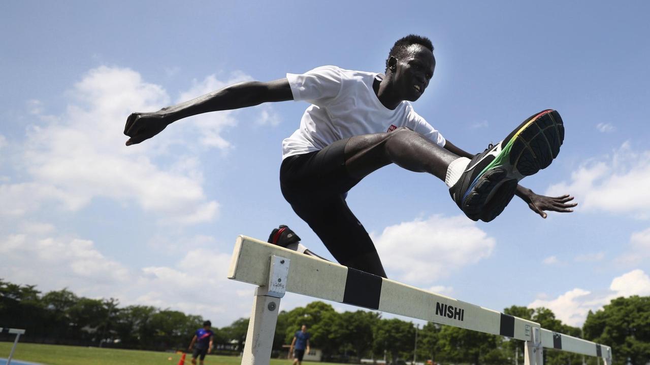 Der südsudanesische Leichtathlet Joseph Akoon beim Training in Maebashi. Der südsudanesische Leichtathlet Joseph Akoon beim Training in Maebashi.