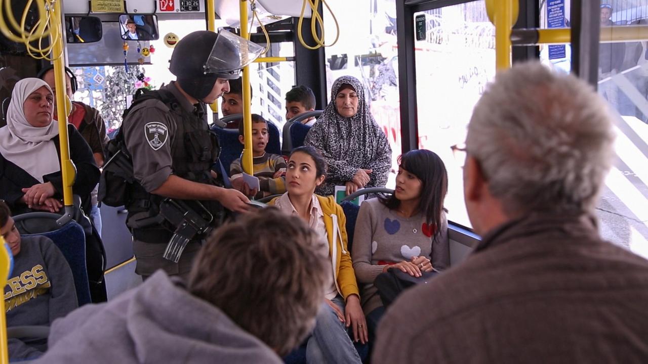 Ausweiskontrolle in einem Bus in Israel. Szene aus der Episode "Liebe/Love" von Dani Levy.