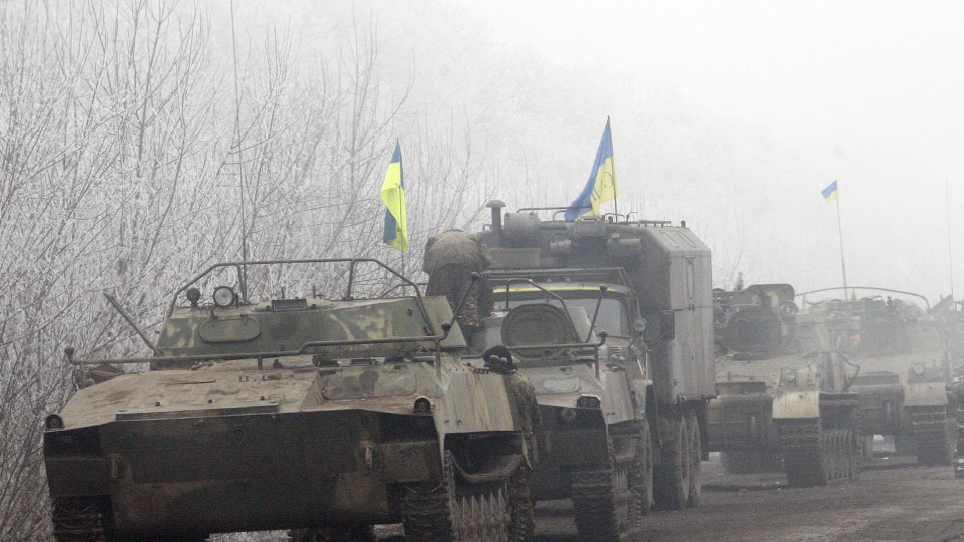 Ein ukrainischer Armeekonvoi in der Nähe von Debalzewe am 15. Februar 2015. Ein ukrainischer Armeekonvoi in der Nähe von Debalzewe am 15. Februar 2015.
