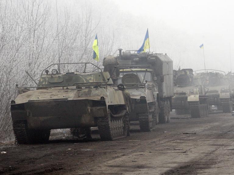 Ein ukrainischer Armeekonvoi in der Nähe von Debalzewe am 15. Februar 2015.