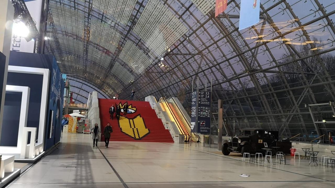 In einer großen, leeren Halle wurde die Messe vorbereitet. In einer großen, leeren Halle wurde die Messe vorbereitet.