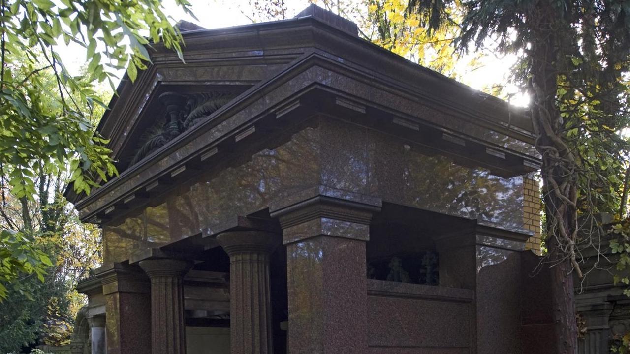 Rudolf Mosses Grab auf dem Jüdischen Friedhof in Berlin Weissensee. Rudolf Mosses Grab auf dem Jüdischen Friedhof in Berlin Weissensee.