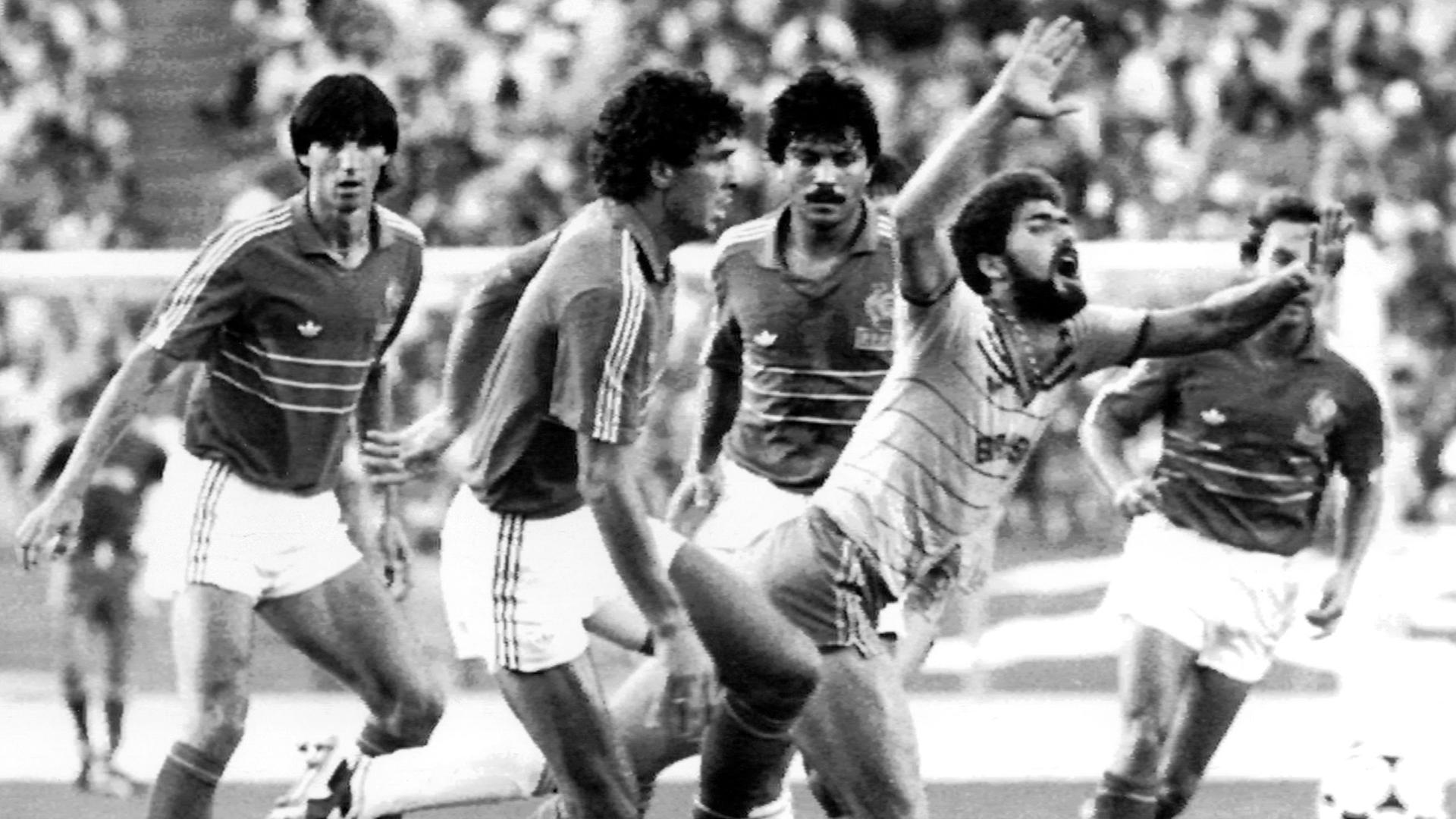Der brasilianische Stürmer Tita (2.v.r) beim Olympischen Fußballturnier am 11. August 1984