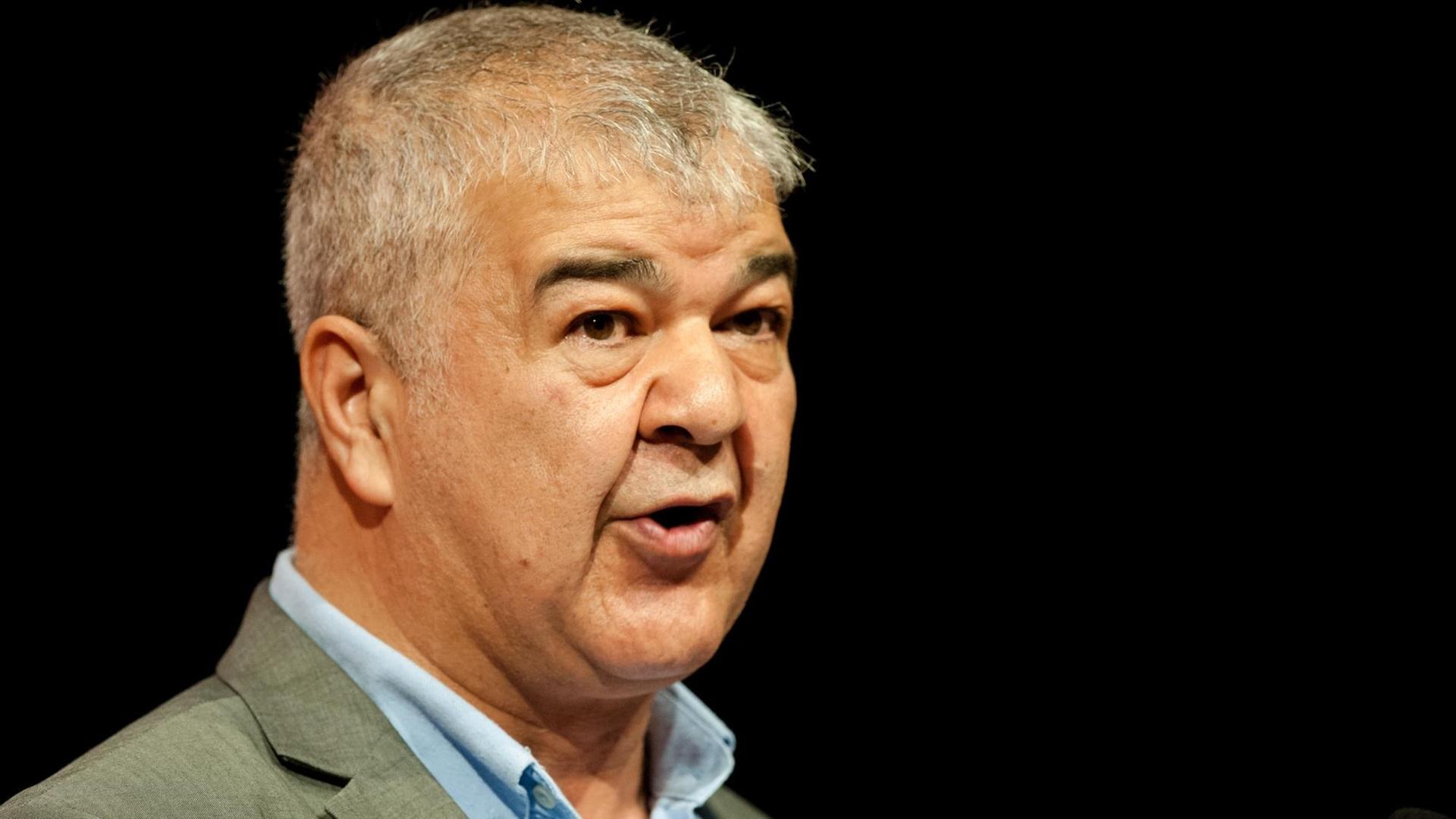 Gökay Sofuoglu, Bundesvorsitzender der Türkischen Gemeinde in Deutschland und ebenso Landesvorsitzender der Türkischen Gemeinde Baden-Württemberg, spricht am 22.07.2017 bei einem Landesparteitag der SPD-Baden-Württemberg in der Stadthalle in Balingen (Baden-Württemberg) zu anwesenden SPD-Parteimitgliedern. Foto: Christoph Schmidt/dpa | Verwendung weltweit Gökay Sofuoglu, Bundesvorsitzender der Türkischen Gemeinde in Deutschland und ebenso Landesvorsitzender der Türkischen Gemeinde Baden-Württemberg, spricht am 22.07.2017 bei einem Landesparteitag der SPD-Baden-Württemberg in der Stadthalle in Balingen (Baden-Württemberg) zu anwesenden SPD-Parteimitgliedern. Foto: Christoph Schmidt/dpa | Verwendung weltweit