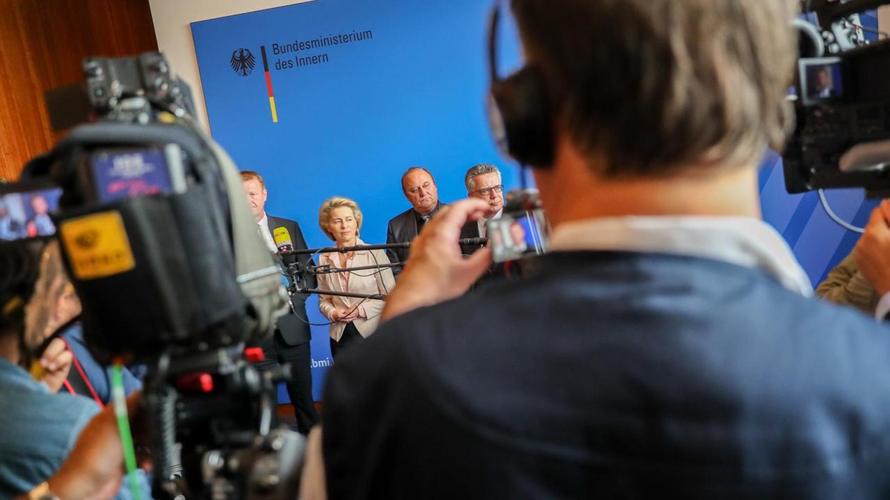 Journalisten bei einer Pressekonferenz mit Ursula von der Leyen. Klaus Bouillon und Thomas de Maizière Journalisten bei einer Pressekonferenz mit Ursula von der Leyen. Klaus Bouillon und Thomas de Maizière