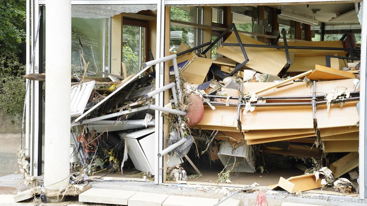 Zerstörtes Inventar in der Schule, die Fensterscheibe ist zerborsten, Tische stapeln sich kreuz und quer übereinander Zerstörtes Inventar in der Schule, die Fensterscheibe ist zerborsten, Tische stapeln sich kreuz und quer übereinander