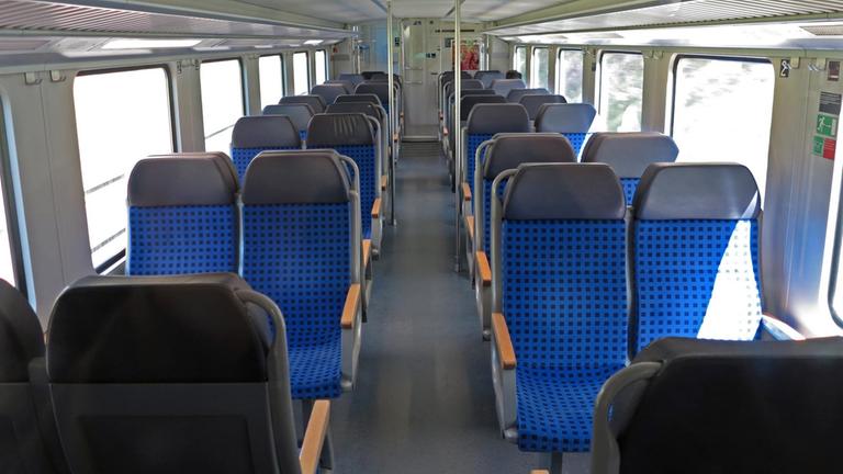 Ein leeres Abteil eines Regionalzuges. 