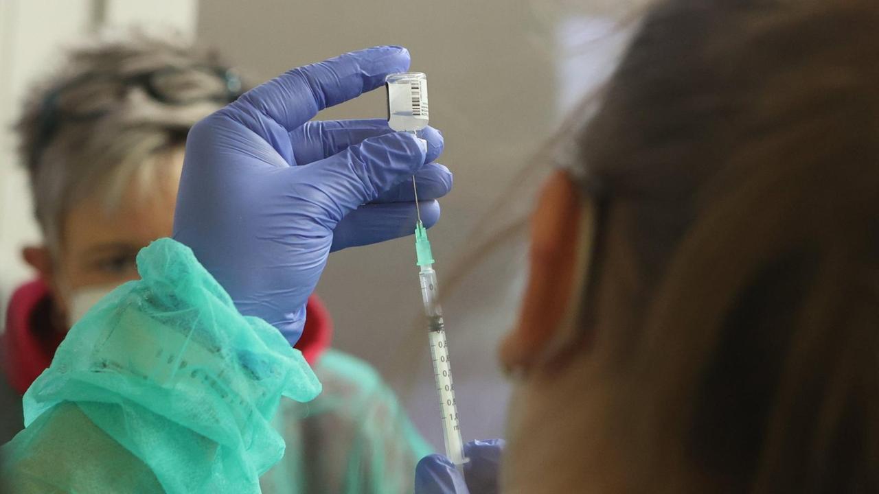 Eine Krankenschwester zieht den Covid-19 Pfizer-Biontech Impfstoff in eine Spritze auf. Eine Krankenschwester zieht den Covid-19 Pfizer-Biontech Impfstoff in eine Spritze auf.