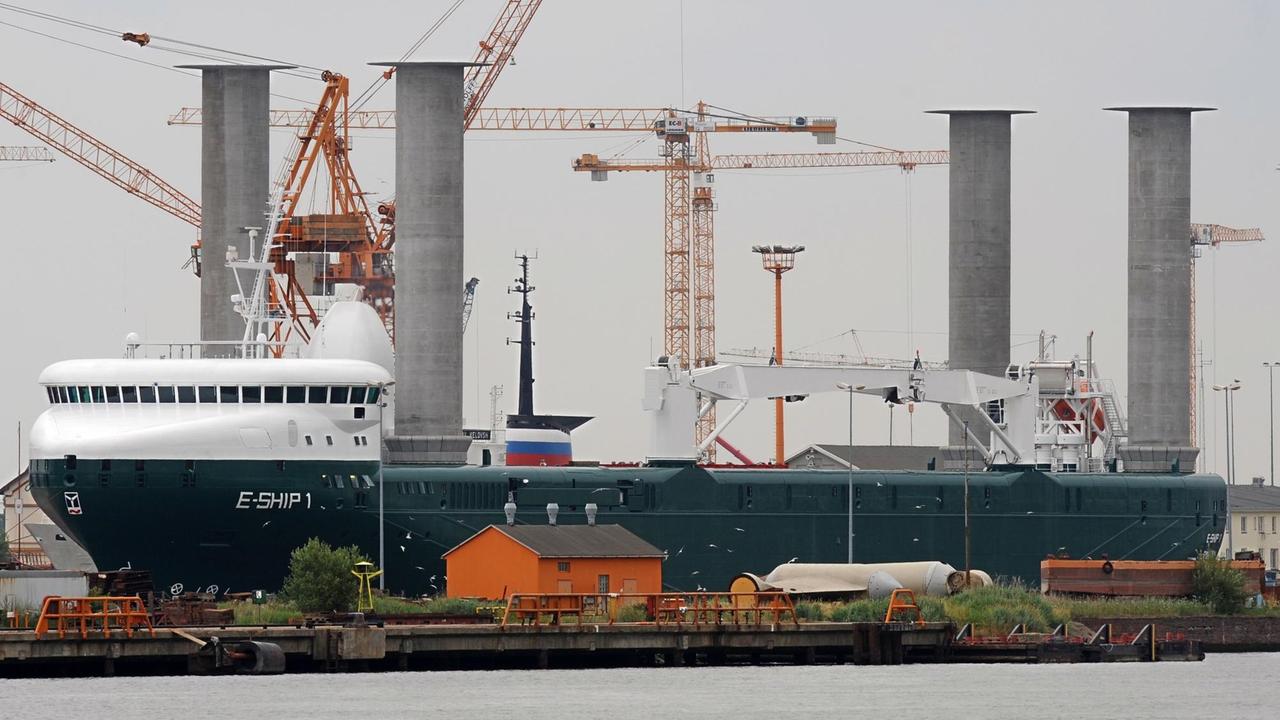 "E-Ship 1", erster moderner Prototyp eines Schiffs mit Flettner-Säulenantrieb der Firma Enercon, im Juli 2010 am Pier der Lloyd-Werft in Bremerhaven
