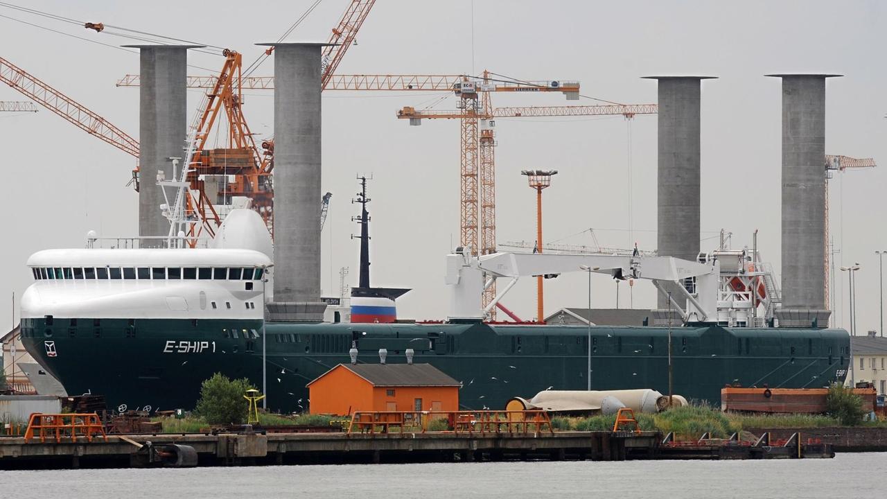 "E-Ship 1", erster moderner Prototyp eines Schiffs mit Flettner-Säulenantrieb der Firma Enercon, im Juli 2010 am Pier der Lloyd-Werft in Bremerhaven "E-Ship 1", erster moderner Prototyp eines Schiffs mit Flettner-Säulenantrieb der Firma Enercon, im Juli 2010 am Pier der Lloyd-Werft in Bremerhaven