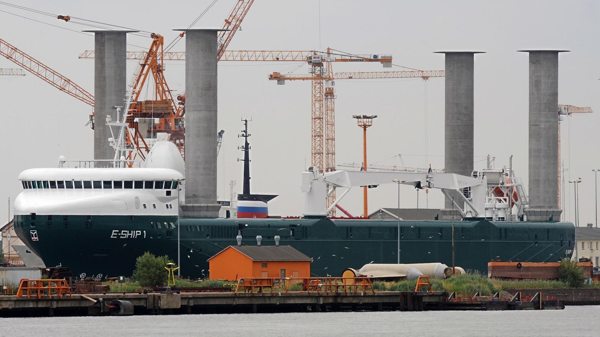 "E-Ship 1", erster moderner Prototyp eines Schiffs mit Flettner-Säulenantrieb der Firma Enercon, im Juli 2010 am Pier der Lloyd-Werft in Bremerhaven "E-Ship 1", erster moderner Prototyp eines Schiffs mit Flettner-Säulenantrieb der Firma Enercon, im Juli 2010 am Pier der Lloyd-Werft in Bremerhaven