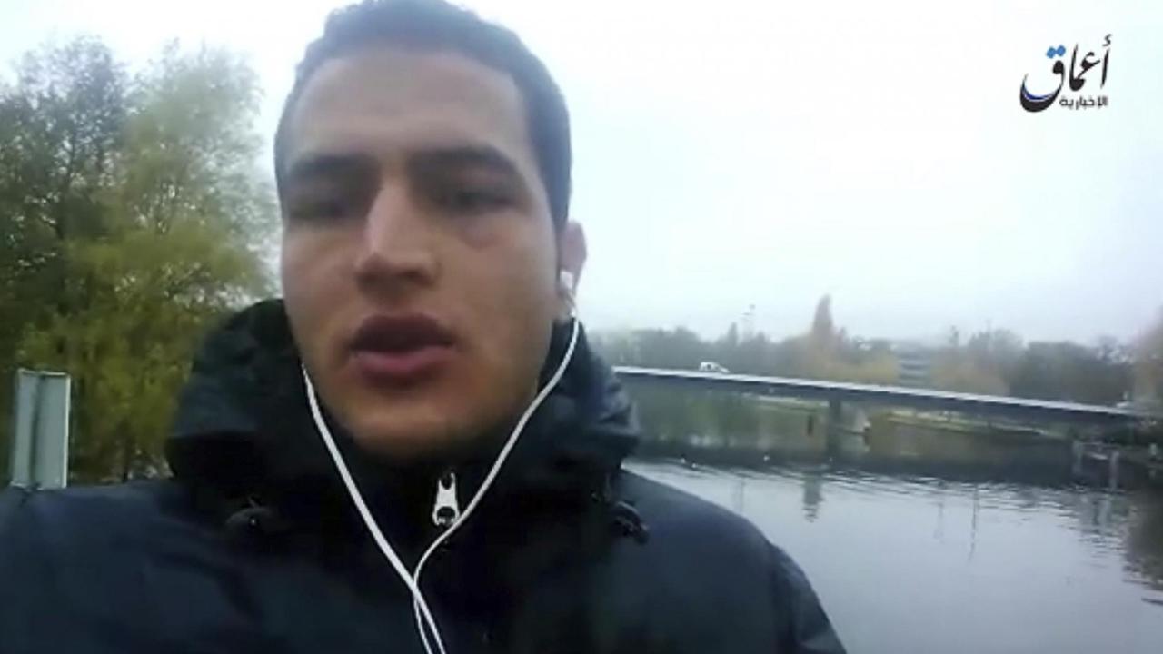 Propagandabild aus einem Video von Anis Amri, verbreitet von der Terrororganisation IS, aufgenommen in Berlin. Propagandabild aus einem Video von Anis Amri, verbreitet von der Terrororganisation IS, aufgenommen in Berlin.