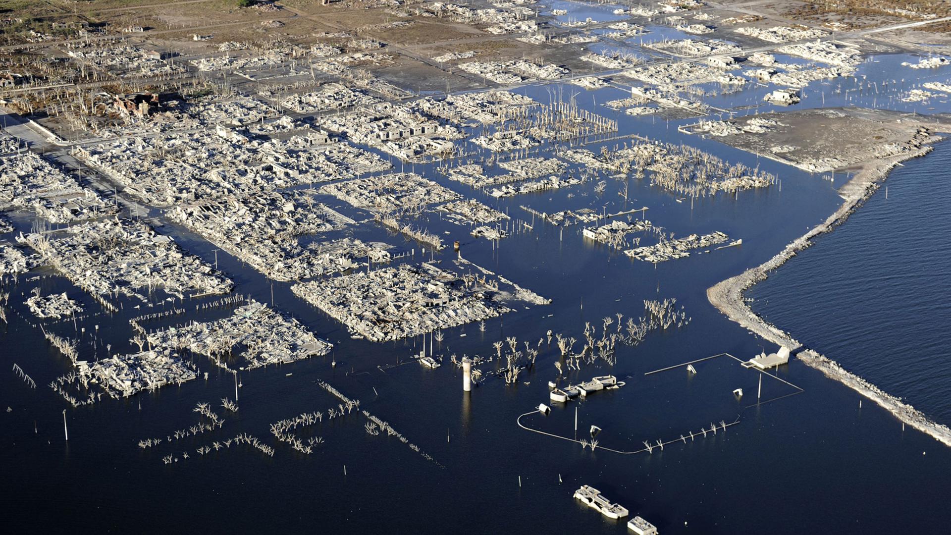 Die argentinische Stadt Epecuén wurde 1985 von Salzwasser überflutet. Die argentinische Stadt Epecuén wurde 1985 von Salzwasser überflutet.