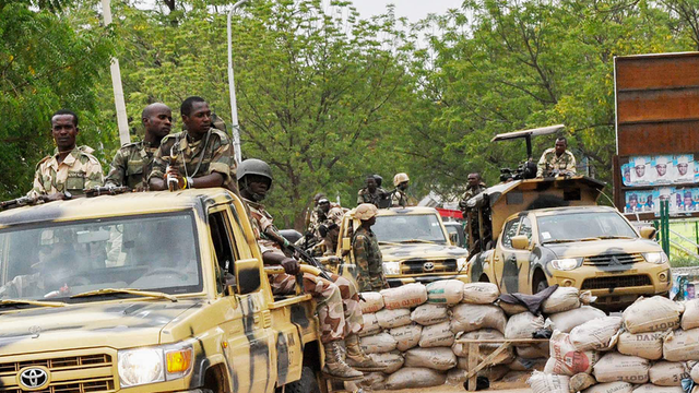 Mitglieder der nigerianischen Armee patrouillieren in Maiduguri