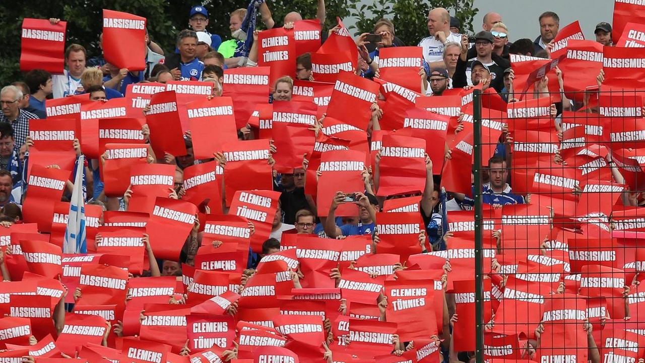 Schon früher haben Fans gegen Clemens Tönnies demonstriert: Im Stadion zeigten sie ihm die Rote Karte gegen Rassismus. Schon früher haben Fans gegen Clemens Tönnies demonstriert: Im Stadion zeigten sie ihm die Rote Karte gegen Rassismus.