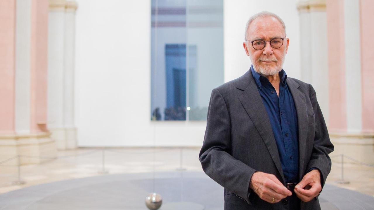 Der Künstler Gerhard Richter steht vor seinem Werk "Zwei Graue Doppelspiegel für ein Pendel". Der Künstler Gerhard Richter steht vor seinem Werk "Zwei Graue Doppelspiegel für ein Pendel".