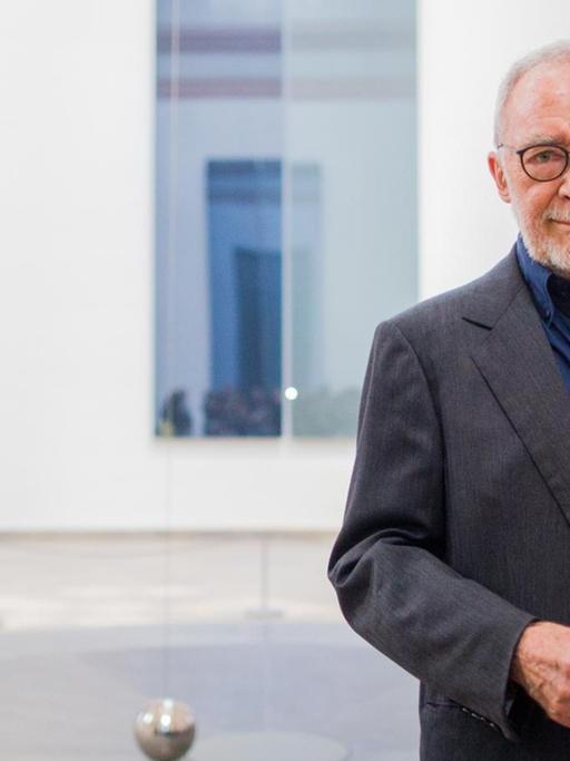 Der Künstler Gerhard Richter steht vor seinem Werk "Zwei Graue Doppelspiegel für ein Pendel".