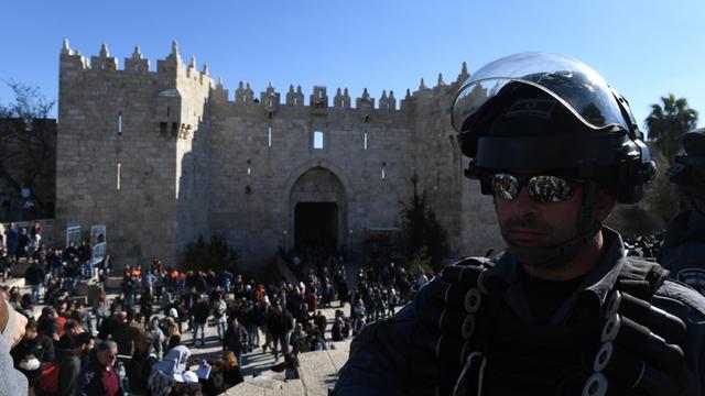 Ein Polizeibeamter während Protesten in Jerusalem