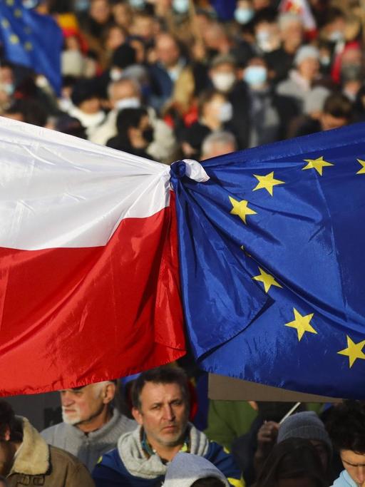 Die europäische und die polnische Flagge sind bei einer Pro-EU-Demonstration in Krakau aneinandergeknotet