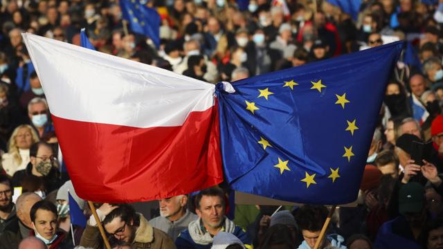 Die europäische und die polnische Flagge sind bei einer Pro-EU-Demonstration in Krakau aneinandergeknotet