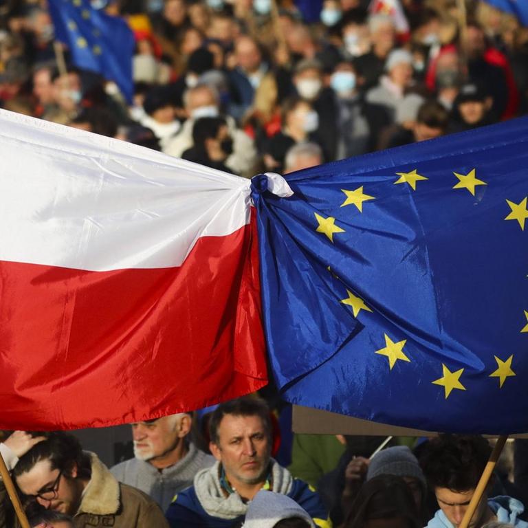 Die europäische und die polnische Flagge sind bei einer Pro-EU-Demonstration in Krakau aneinandergeknotet