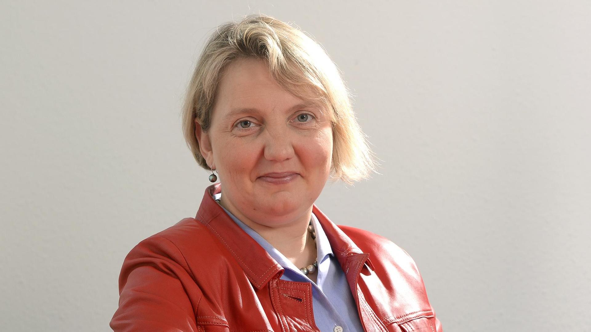 Katja Mast, Generalsekretärin der SPD in Baden-Württemberg, aufgenommen bei einem dpa-Interview in Stuttgart (Baden-Württemberg). Im Vordergrund steht die Figur eines Löwen, der zum Logo der SPD in Baden-Württemberg gehört. Foto: Bernd Weißbrod/dpa (zu lsw Interview mit Katja Mast vom 04.10.2015) | Verwendung weltweit Katja Mast, Generalsekretärin der SPD in Baden-Württemberg, aufgenommen bei einem dpa-Interview in Stuttgart (Baden-Württemberg). Im Vordergrund steht die Figur eines Löwen, der zum Logo der SPD in Baden-Württemberg gehört. Foto: Bernd Weißbrod/dpa (zu lsw Interview mit Katja Mast vom 04.10.2015) | Verwendung weltweit