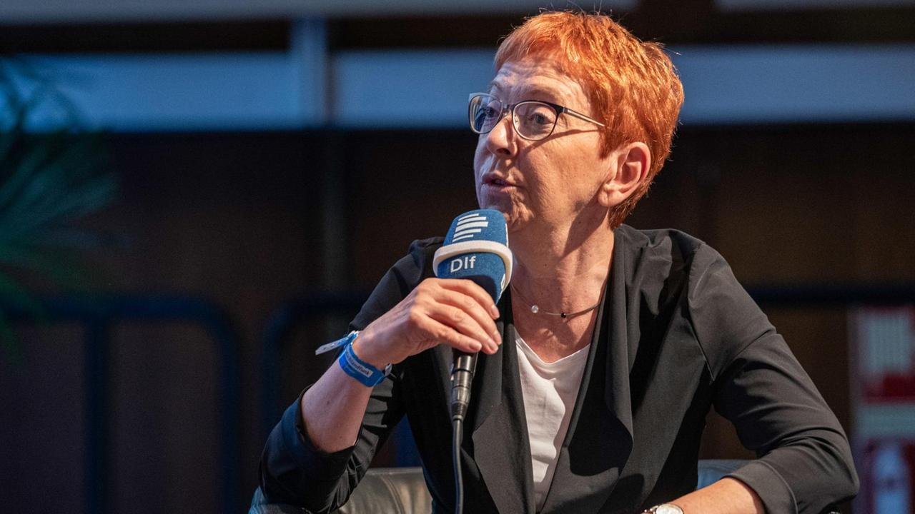 Lale Akgün beim 5. Kölner Forum für Journalismuskritik. Lale Akgün beim 5. Kölner Forum für Journalismuskritik.